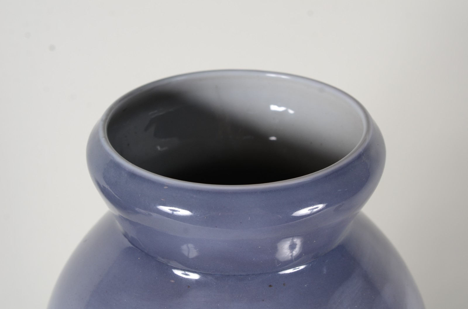 Vaso de porcelana europeia decorado com paisagem em policromia sobre... - foto 3 de 6