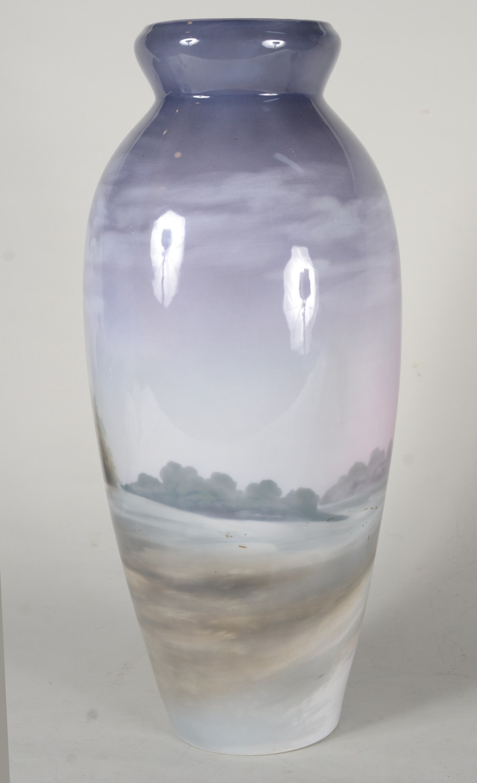Vaso de porcelana europeia decorado com paisagem em policromia sobre... - foto 4 de 6
