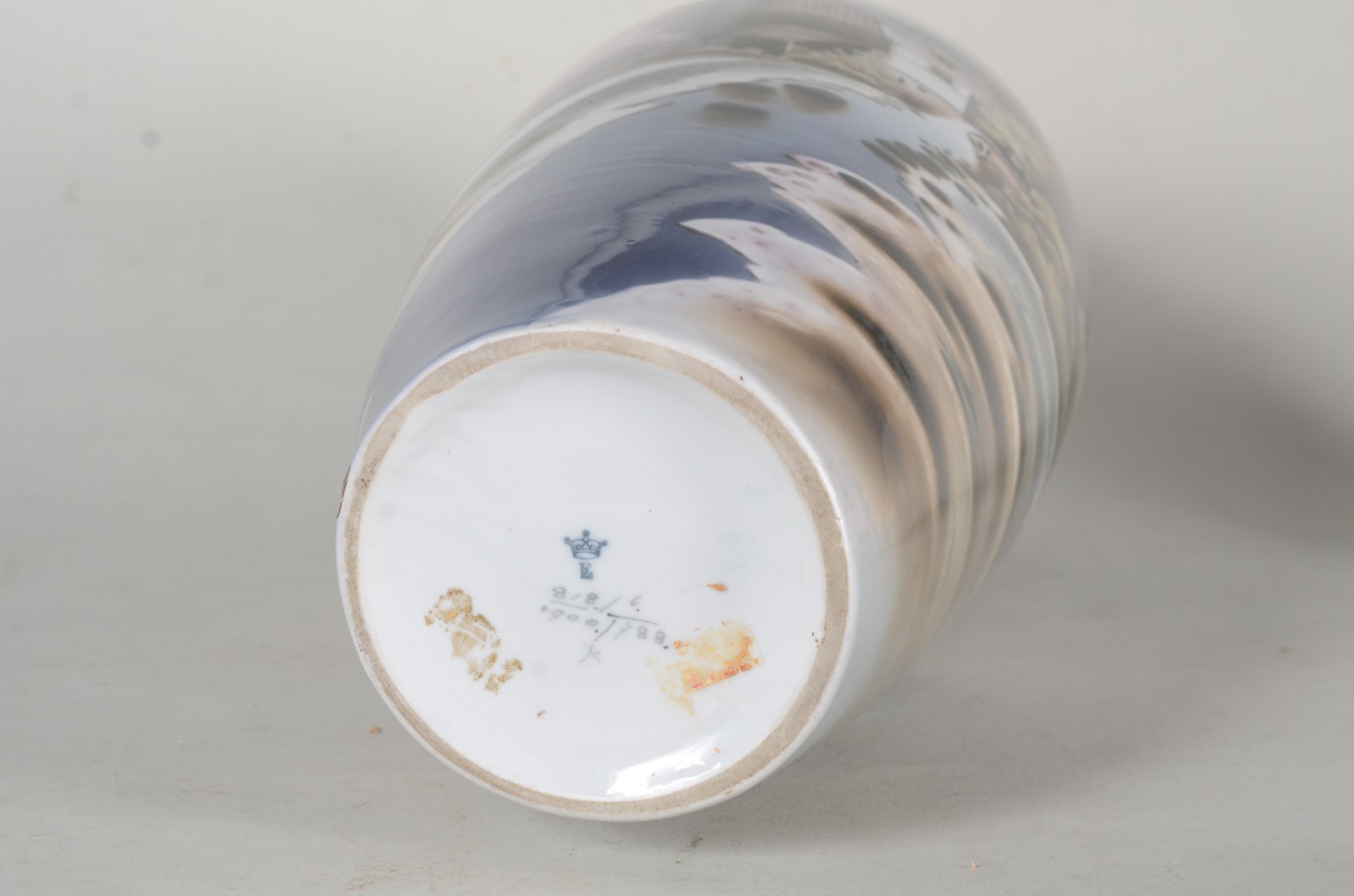 Vaso de porcelana europeia decorado com paisagem em policromia sobre... - foto 5 de 6