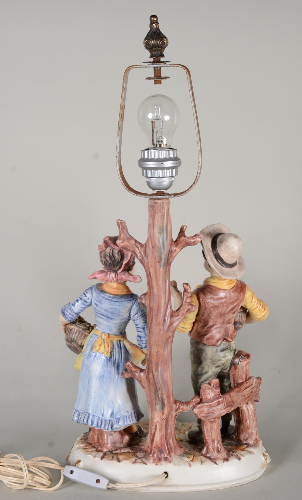 Abatjour de cerâmica com figuras de crianças camponesas em... - foto 4 de 8