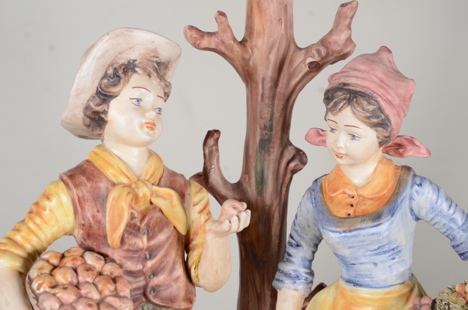 Abatjour de cerâmica com figuras de crianças camponesas em... - foto 5 de 8
