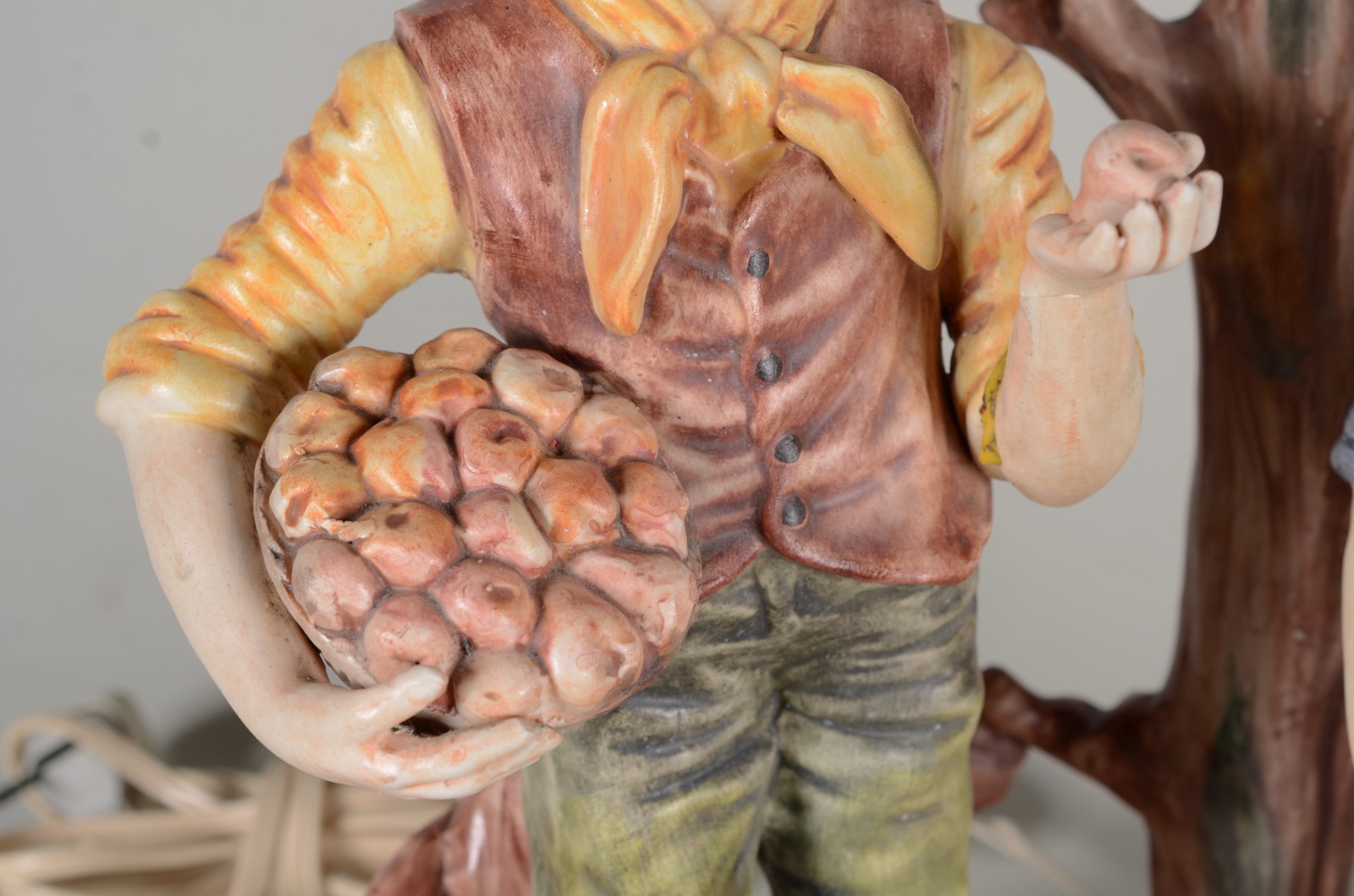 Abatjour de cerâmica com figuras de crianças camponesas em... - foto 7 de 8