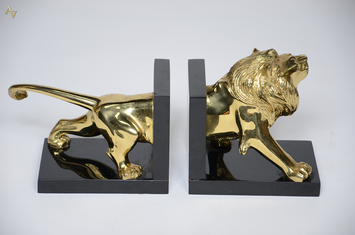 Par de Serre livres de metal dourado representando leão, bases de... - foto 2 de 2