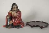 Escultura representando sábio de lacca oriental... - Escultura representando sábio de lacca oriental, base de madeira. Mãos soltas e com pequenos defeitos.