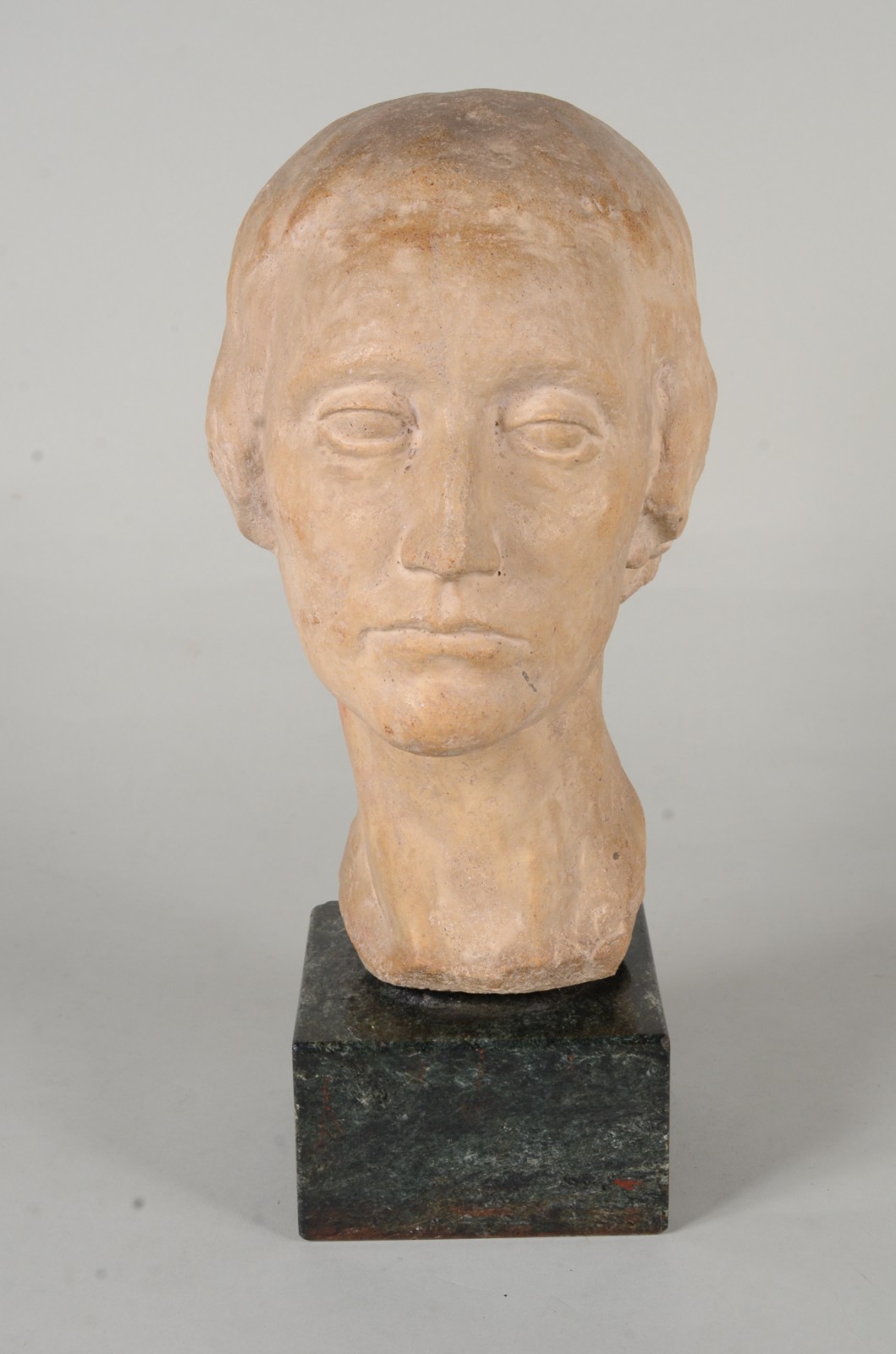 Busto Art Deco de terracota. Assinado C.P. - foto 1 de 11
