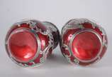 Par de pequenos vasos de metal esmaltado na cor... - Par de pequenos vasos de metal esmaltado na cor rubi, decorados com rostos femininos pintados sobre porcelana, guirlandas de prata. Pequenos ama...