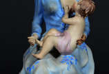Estatueta de porcelana policromada representand... - Estatueta de porcelana policromada representando "Maternidade"