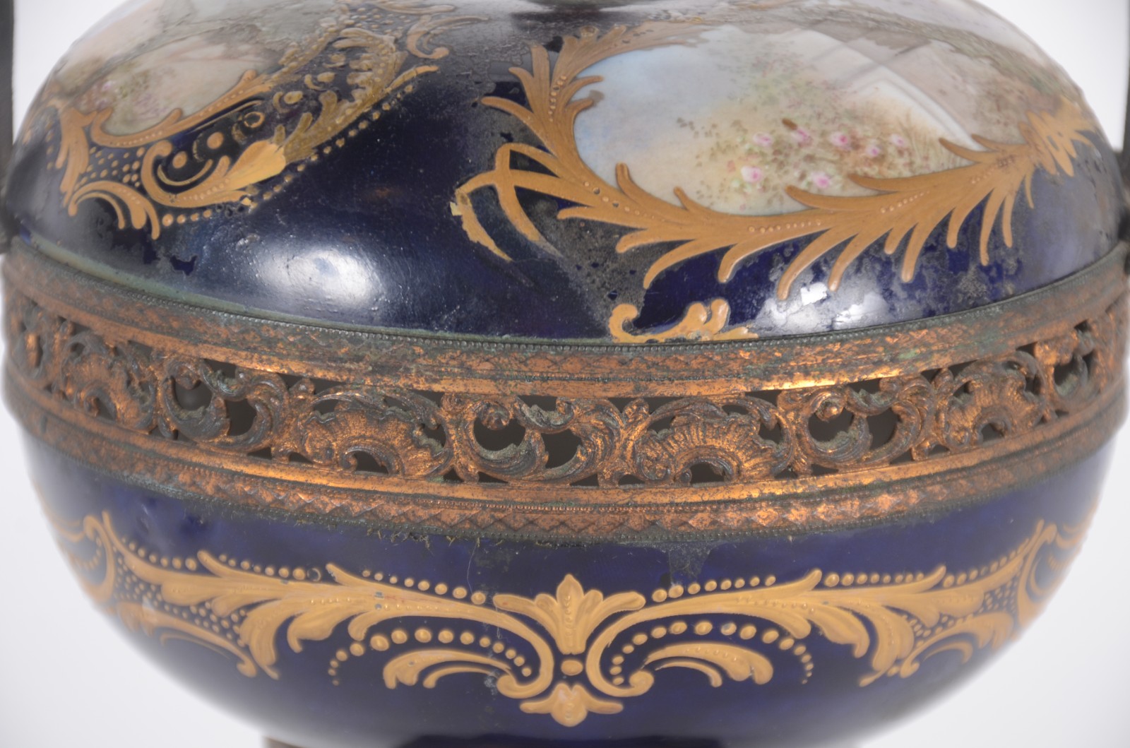 Potiche de porcelana francesa de Sèvres, na cor azul cobalto com cena... - foto 3 de 9