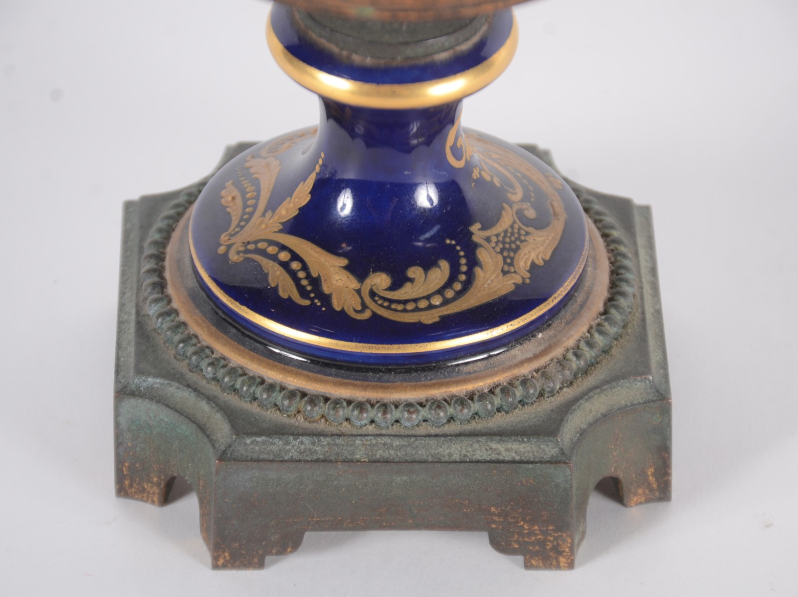 Potiche de porcelana francesa de Sèvres, na cor azul cobalto com cena... - foto 8 de 9
