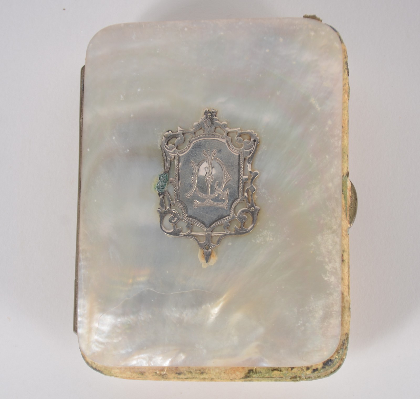 Antiga "carteirinha" de madreperola com placa de prata com monograma... - foto 2 de 7