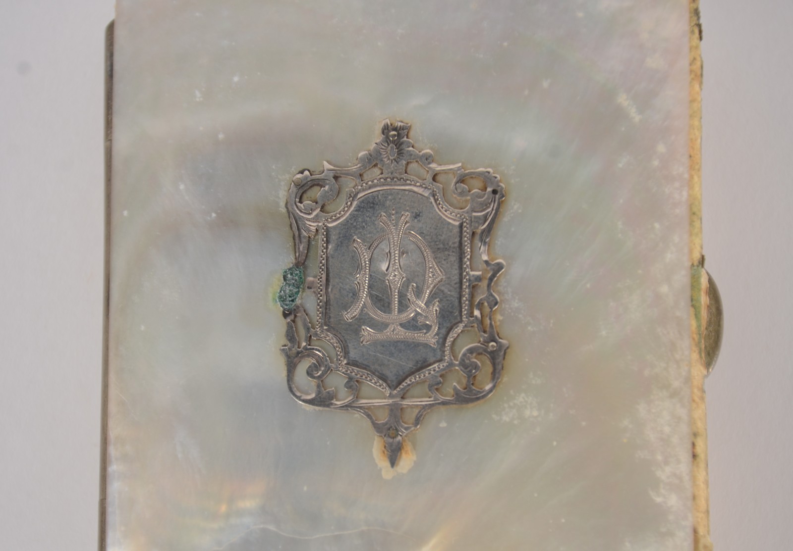 Antiga "carteirinha" de madreperola com placa de prata com monograma... - foto 3 de 7