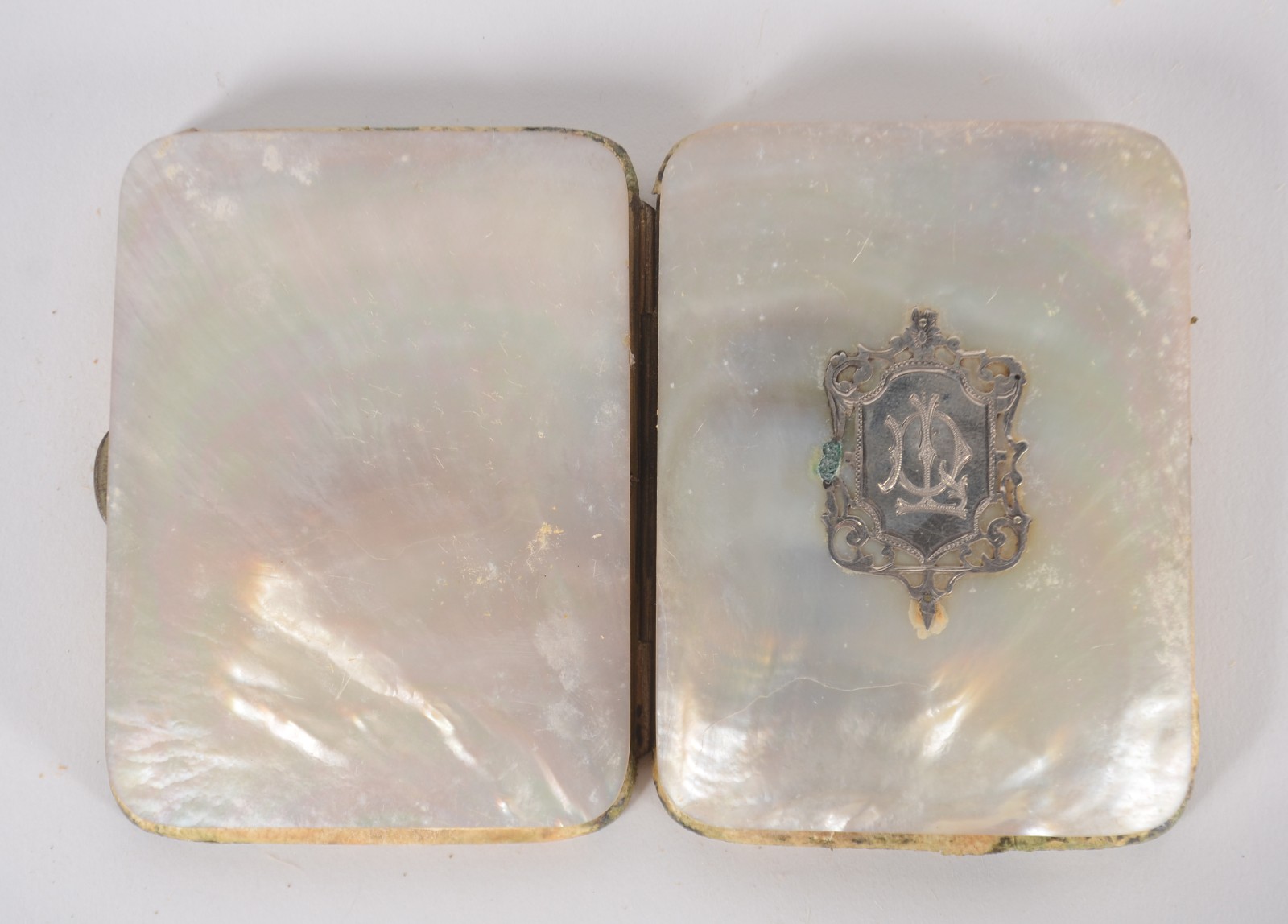 Antiga "carteirinha" de madreperola com placa de prata com monograma... - foto 7 de 7