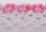Doze cálices para vinho branco de cristal facet... - Doze cálices para vinho branco de cristal facetado doublé rosa, base sextavada. Possivelmente BACCARAT.
