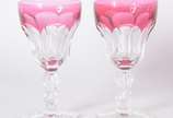 Doze cálices para vinho branco de cristal facet... - Doze cálices para vinho branco de cristal facetado doublé rosa, base sextavada. Possivelmente BACCARAT.
