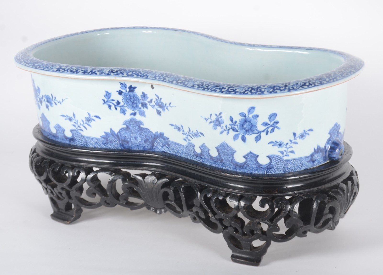 Bidê de porcelana oriental azul e branco, base de madeira entalhada... - foto 1 de 10