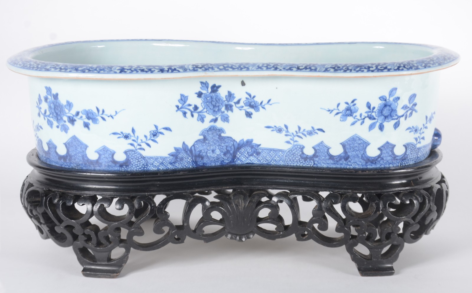Bidê de porcelana oriental azul e branco, base de madeira entalhada... - foto 2 de 10