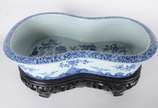 Bidê de porcelana oriental azul e branco, base ... - Bidê de porcelana oriental azul e branco, base de madeira entalhada (mínimos bicados na borda ebase de madeira colada).