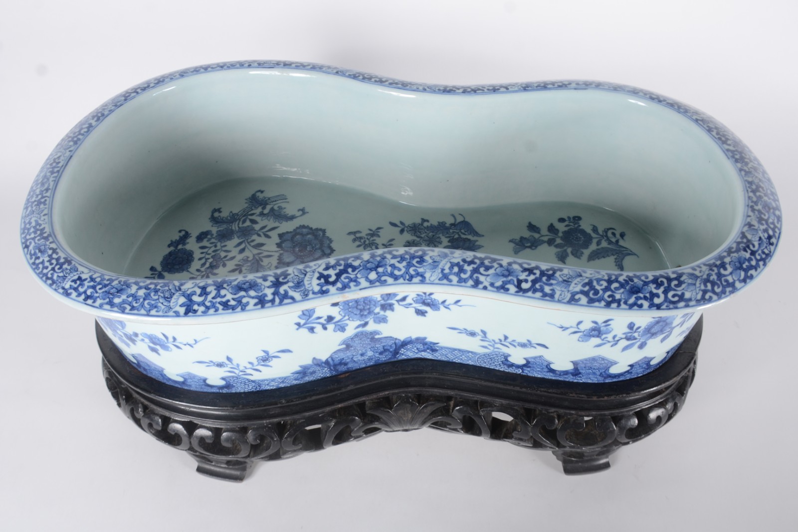 Bidê de porcelana oriental azul e branco, base de madeira entalhada... - foto 3 de 10