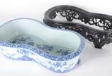 Bidê de porcelana oriental azul e branco, base ... - Bidê de porcelana oriental azul e branco, base de madeira entalhada (mínimos bicados na borda ebase de madeira colada).