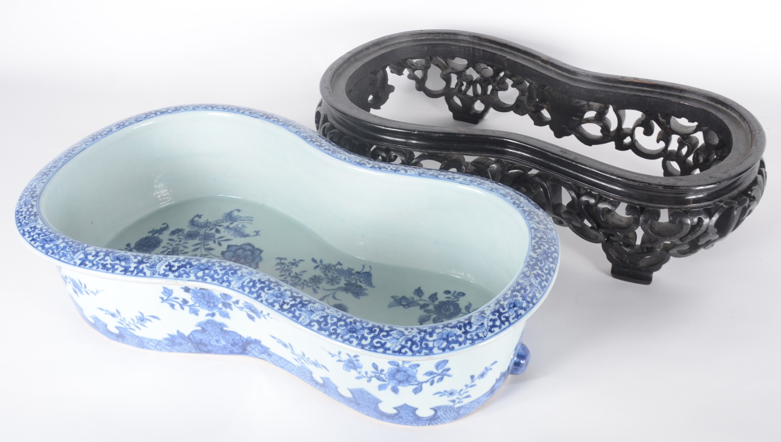 Bidê de porcelana oriental azul e branco, base de madeira entalhada... - foto 4 de 10