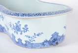 Bidê de porcelana oriental azul e branco, base ... - Bidê de porcelana oriental azul e branco, base de madeira entalhada (mínimos bicados na borda ebase de madeira colada).