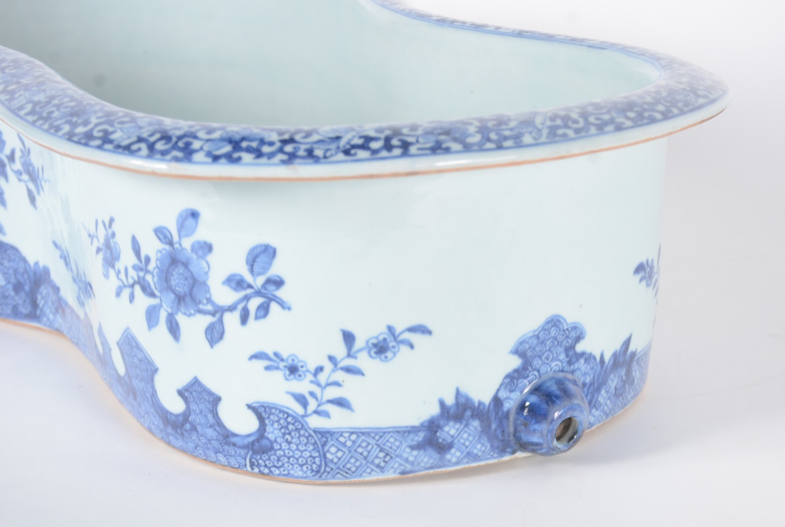Bidê de porcelana oriental azul e branco, base de madeira entalhada... - foto 6 de 10