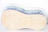 Bidê de porcelana oriental azul e branco, base ... - Bidê de porcelana oriental azul e branco, base de madeira entalhada (mínimos bicados na borda ebase de madeira colada).