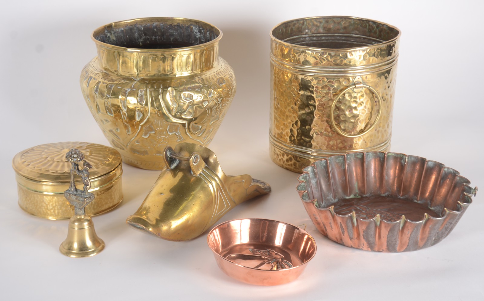 Sete peças de metal dourado, sendo: balde, sapata/floreira, sineta... - foto 1 de 10