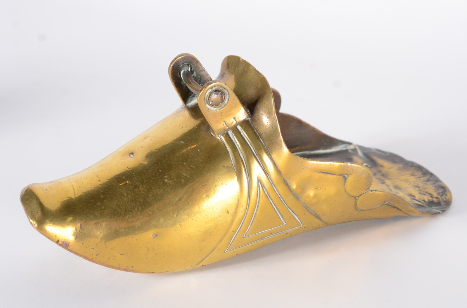 Sete peças de metal dourado, sendo: balde, sapata/floreira, sineta... - foto 2 de 10