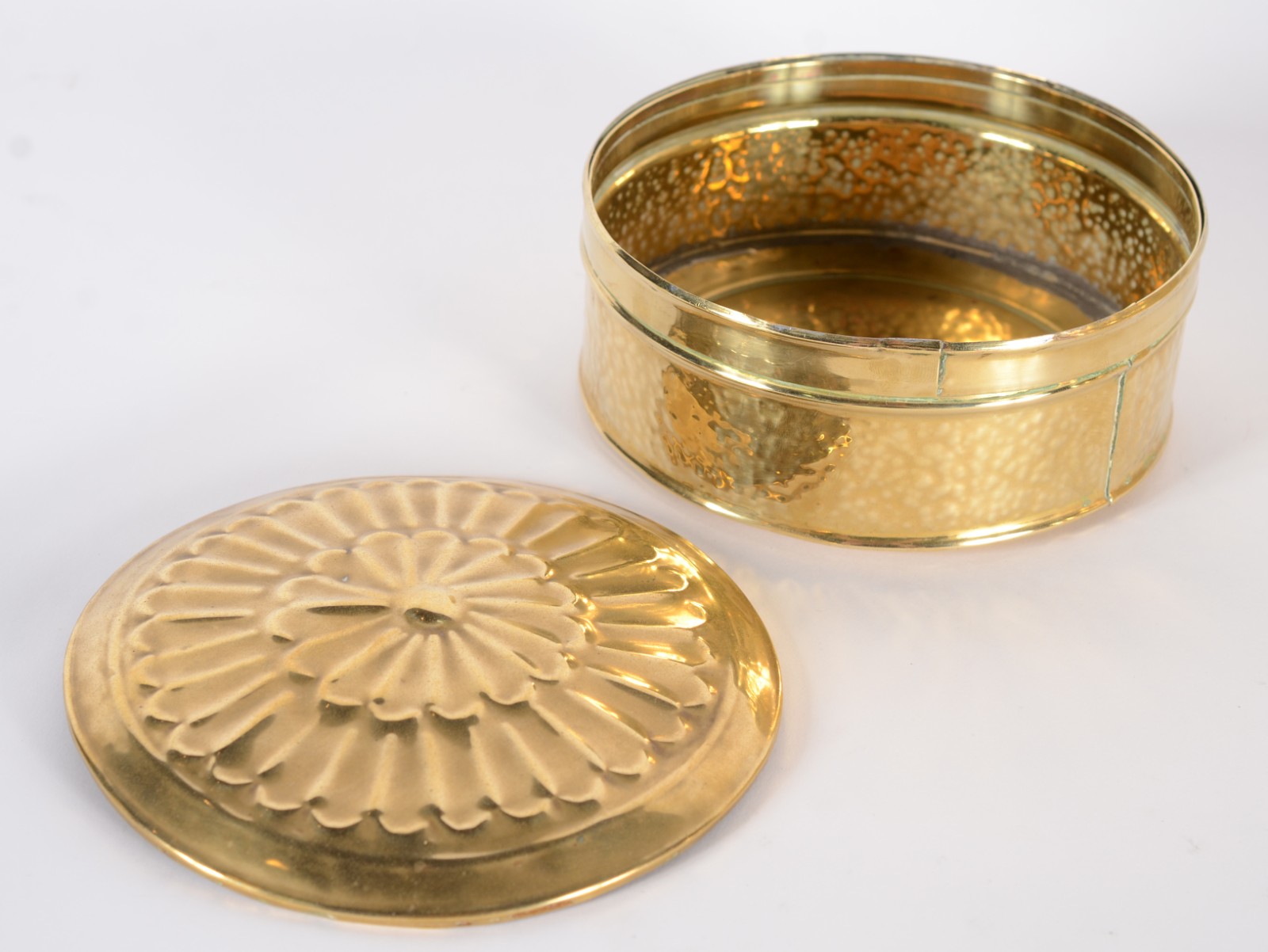 Sete peças de metal dourado, sendo: balde, sapata/floreira, sineta... - foto 4 de 10