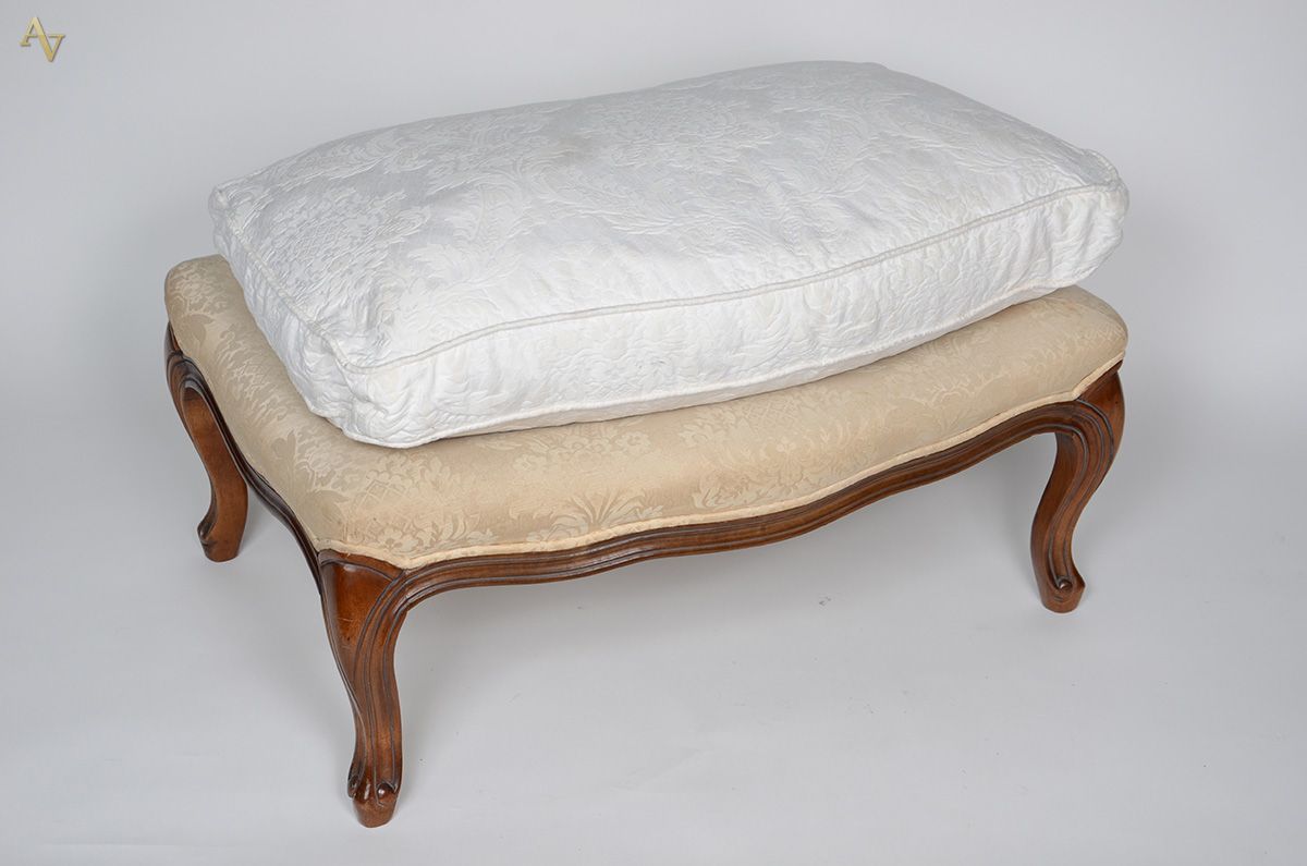Banqueta estofada. Medidas 0,74 x 0,49 m e altura 30 cm.