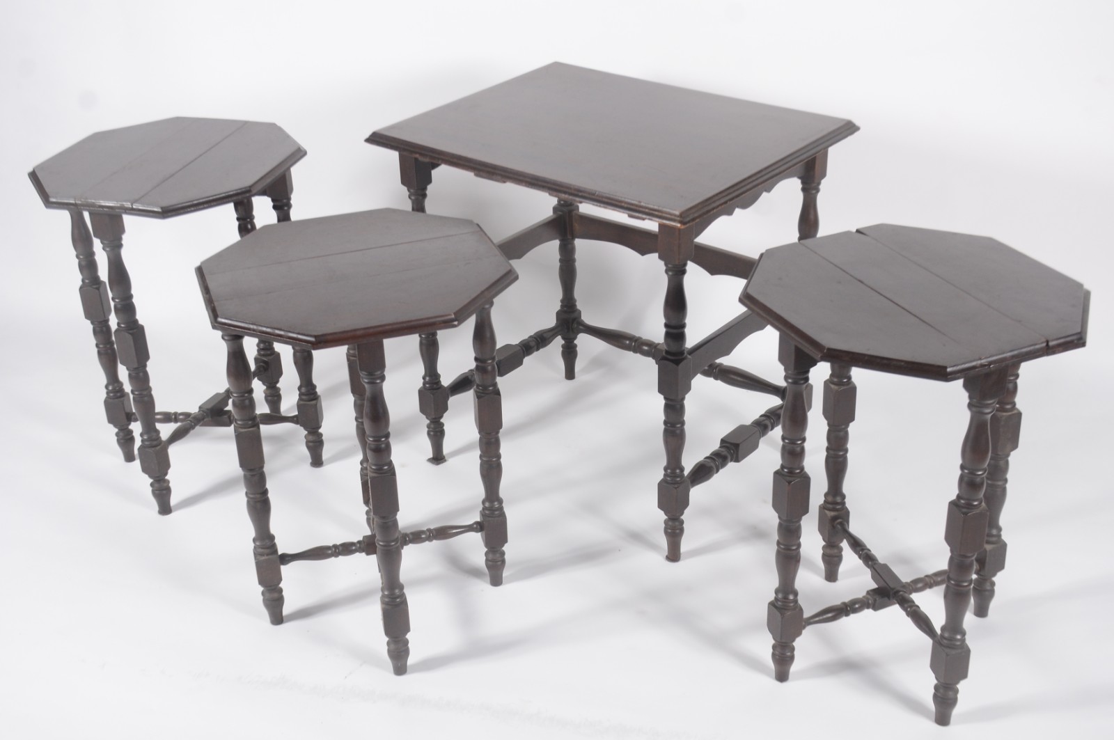 Mesa ninho de madeira nobre com 3 peças de encaixe, pernas torneadas... - foto 6 de 10