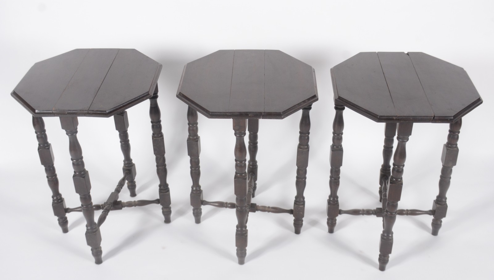 Mesa ninho de madeira nobre com 3 peças de encaixe, pernas torneadas... - foto 7 de 10