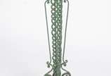 Cinzeiro de pé com coluna feitio "serpentina" d... - Cinzeiro de pé com coluna feitio "serpentina" de metal pintado de verde.