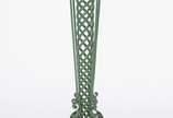 Cinzeiro de pé com coluna feitio "serpentina" d... - Cinzeiro de pé com coluna feitio "serpentina" de metal pintado de verde.