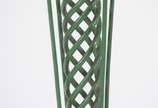 Cinzeiro de pé com coluna feitio "serpentina" d... - Cinzeiro de pé com coluna feitio "serpentina" de metal pintado de verde.
