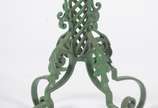 Cinzeiro de pé com coluna feitio "serpentina" d... - Cinzeiro de pé com coluna feitio "serpentina" de metal pintado de verde.