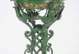 Cinzeiro de pé com coluna feitio "serpentina" d... - Cinzeiro de pé com coluna feitio "serpentina" de metal pintado de verde.