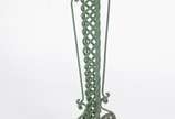Cinzeiro de pé com coluna feitio "serpentina" d... - Cinzeiro de pé com coluna feitio "serpentina" de metal pintado de verde.