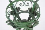 Cinzeiro de pé com coluna feitio "serpentina" d... - Cinzeiro de pé com coluna feitio "serpentina" de metal pintado de verde.