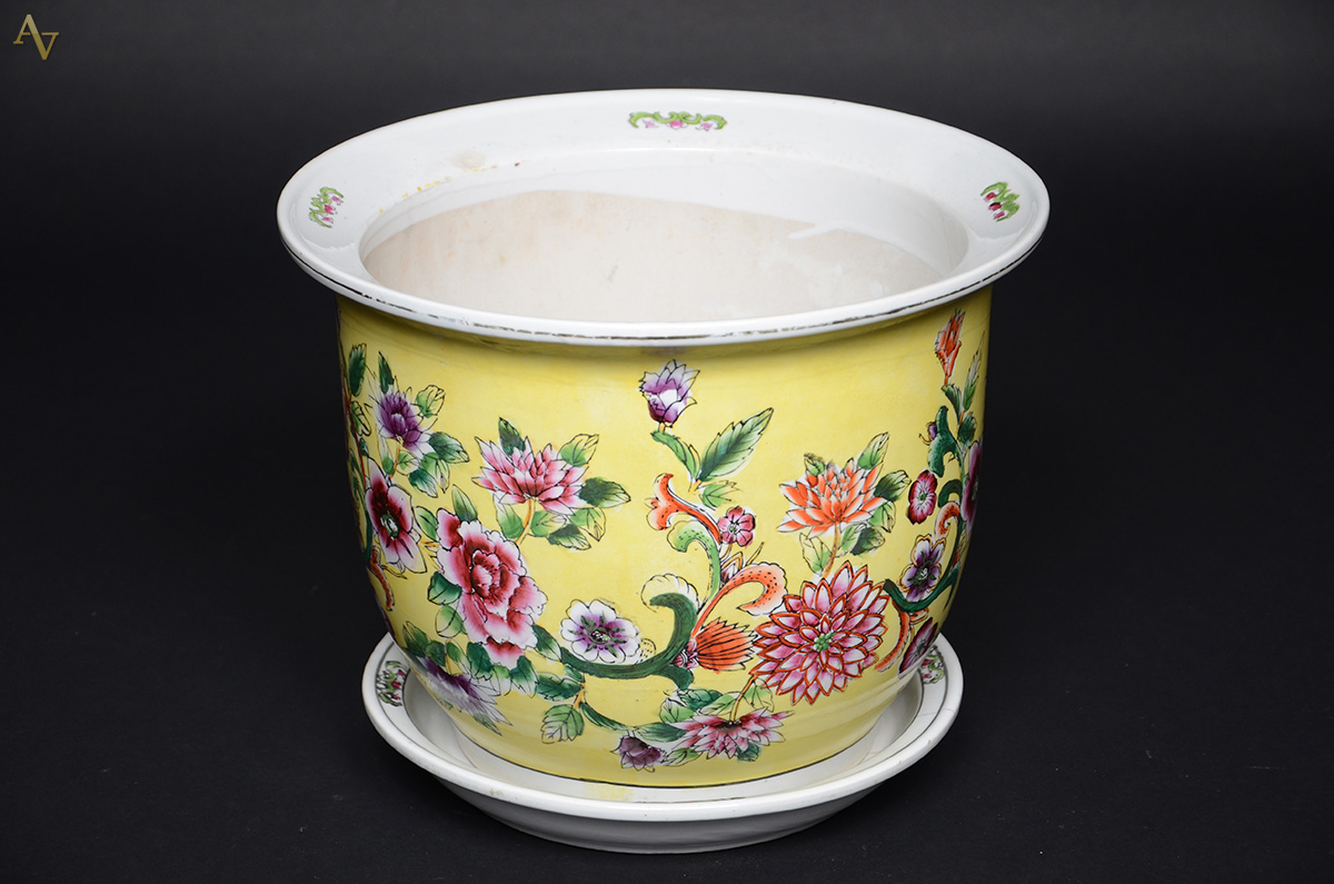 Cachepot de porcelana oriental policromada, acompanha presentoir (com... - foto 1 de 3
