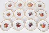 Krautheim selb Bavaria,  - Conjunto com doze pratos para sobremesa de porcelana alemã da Bavaria, "Krauthein", decorados com frutas em policromia, bordas recortadas e com realce
