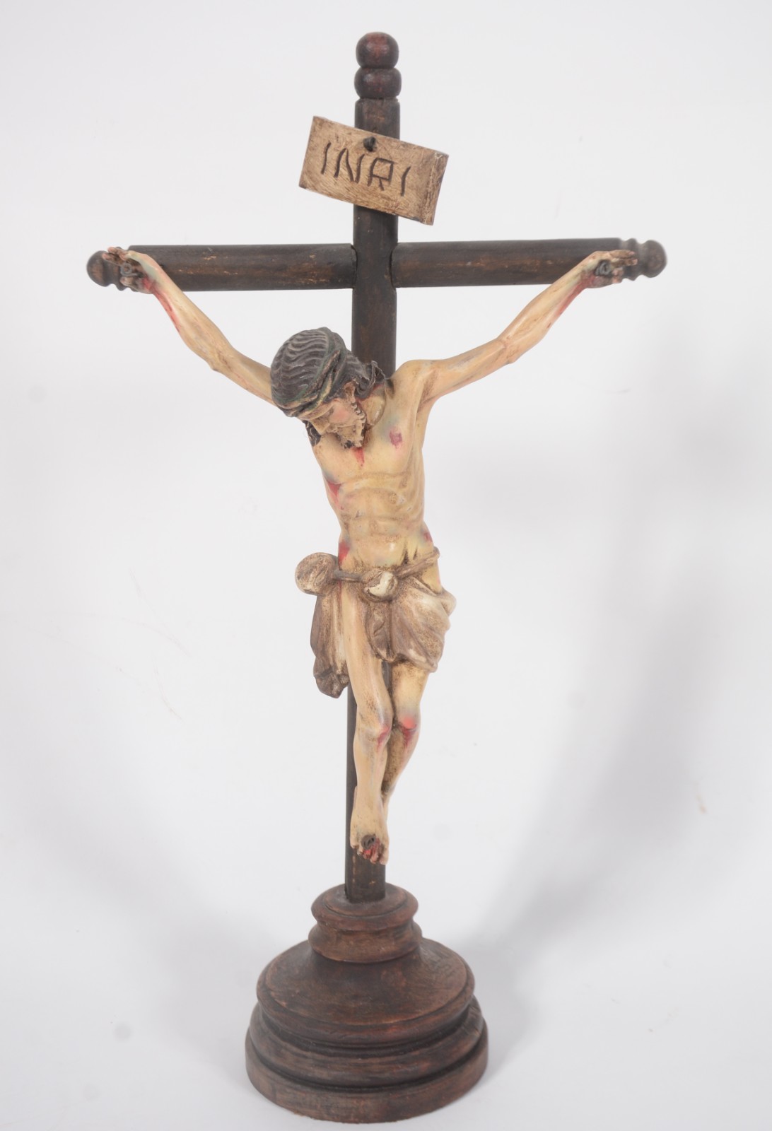 Crucifixo de madeira nobre com figura de Cristo entalhada e... - foto 2 de 8