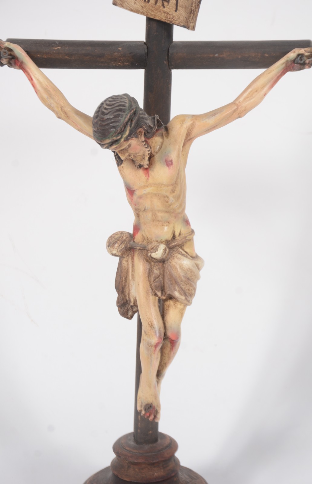Crucifixo de madeira nobre com figura de Cristo entalhada e... - foto 3 de 8