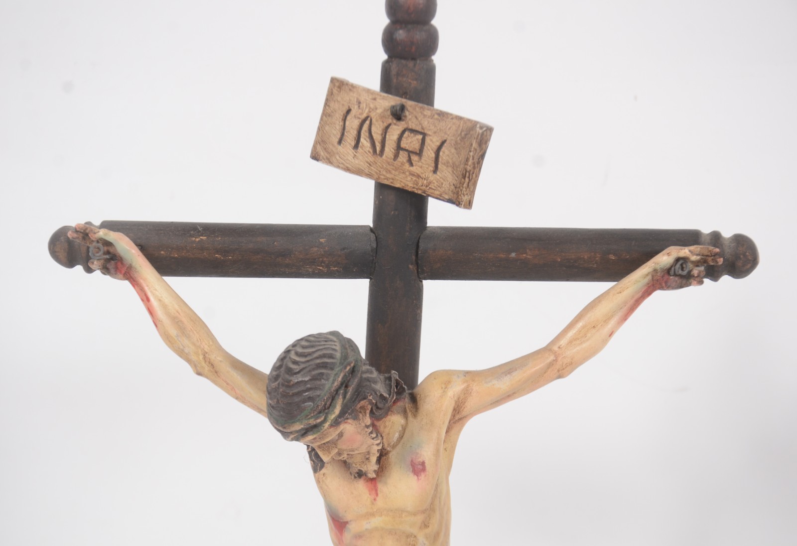 Crucifixo de madeira nobre com figura de Cristo entalhada e... - foto 4 de 8