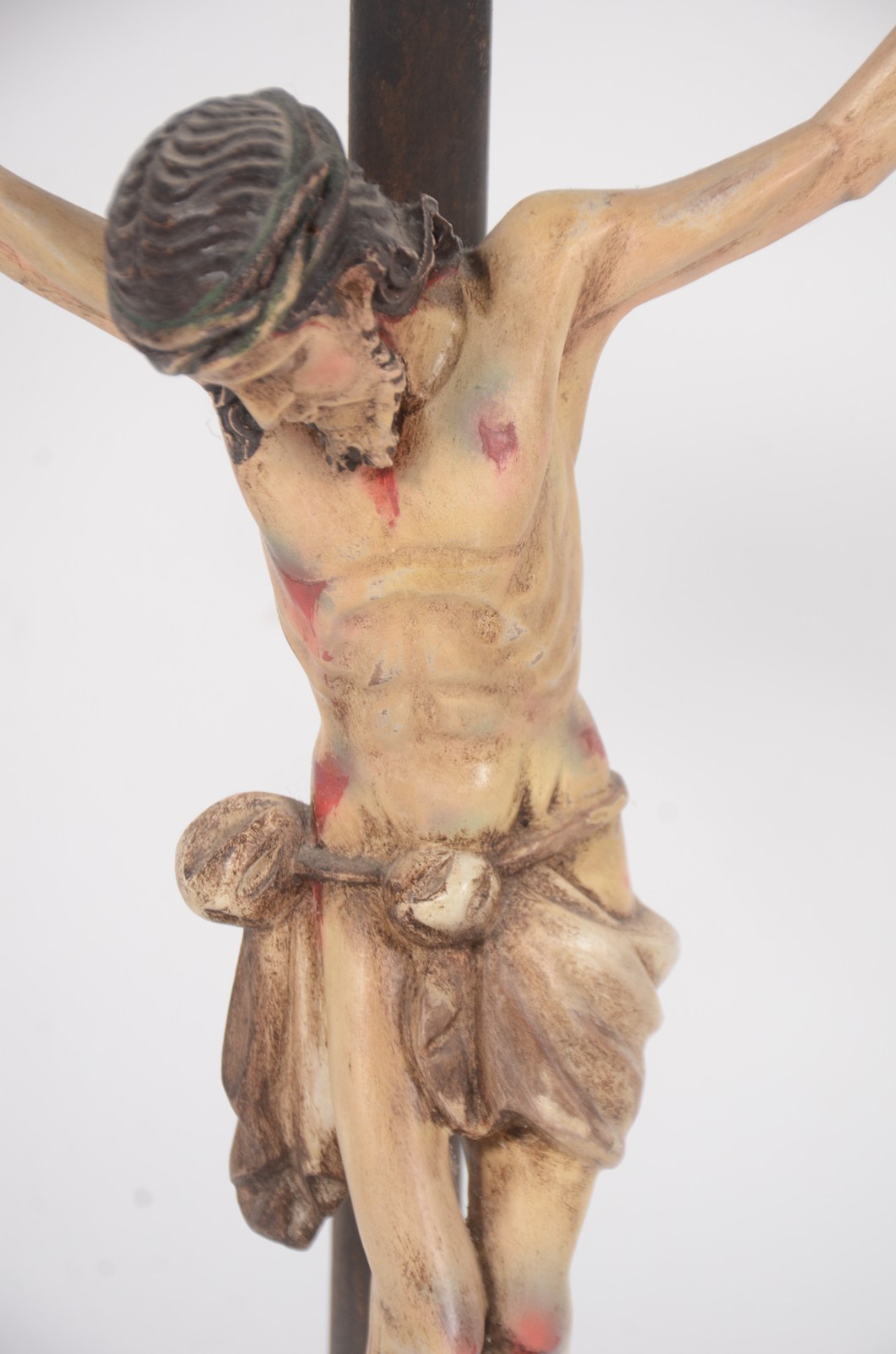 Crucifixo de madeira nobre com figura de Cristo entalhada e... - foto 5 de 8