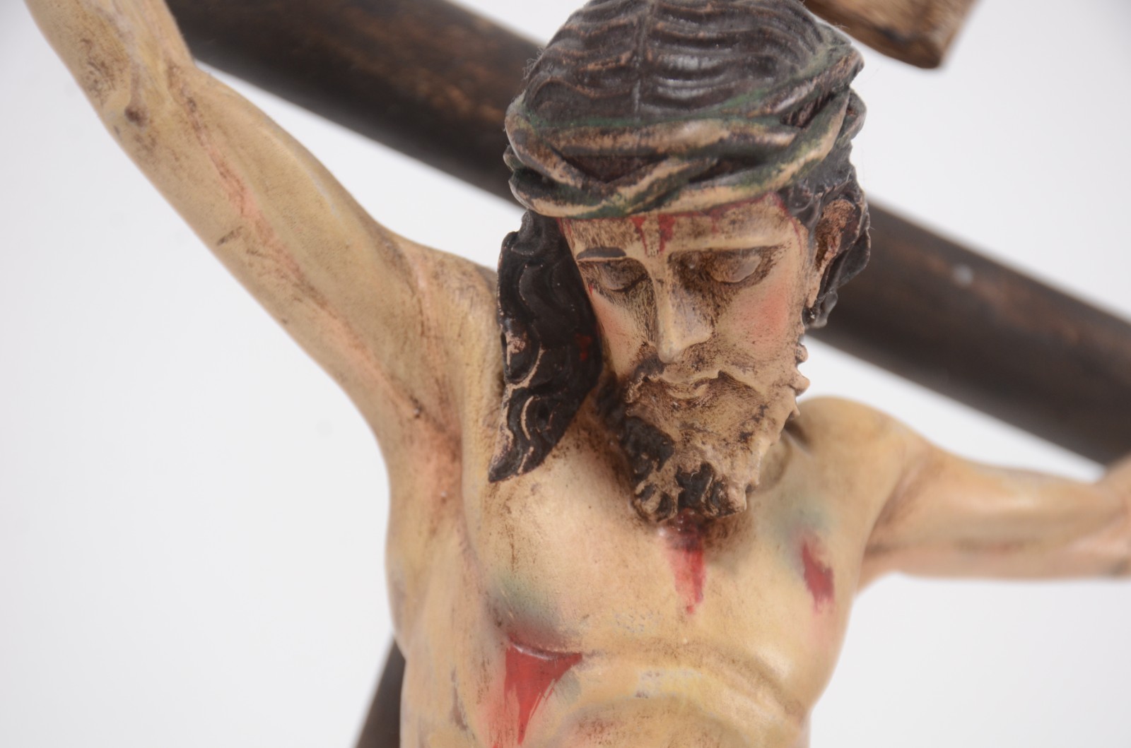 Crucifixo de madeira nobre com figura de Cristo entalhada e... - foto 6 de 8