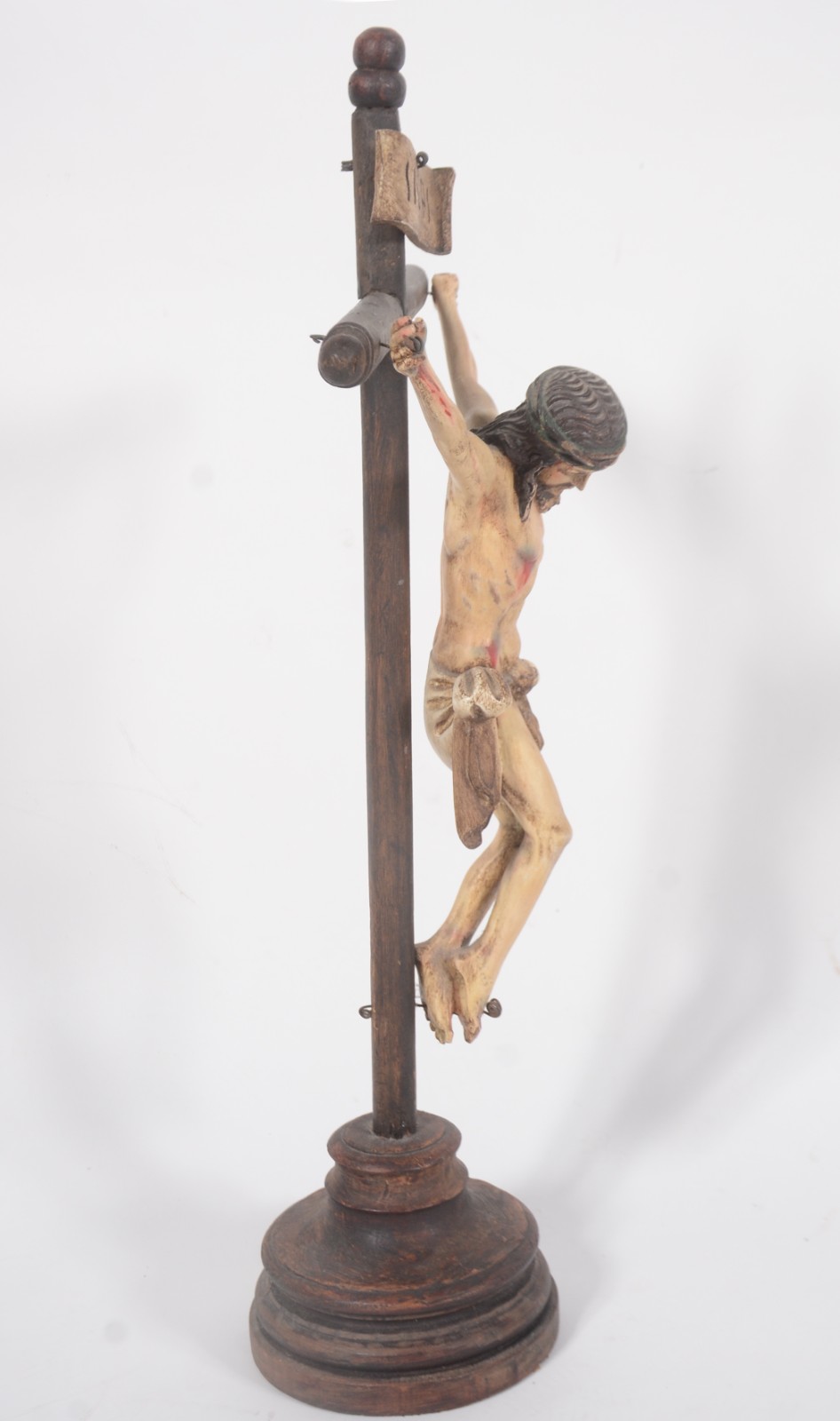 Crucifixo de madeira nobre com figura de Cristo entalhada e... - foto 7 de 8