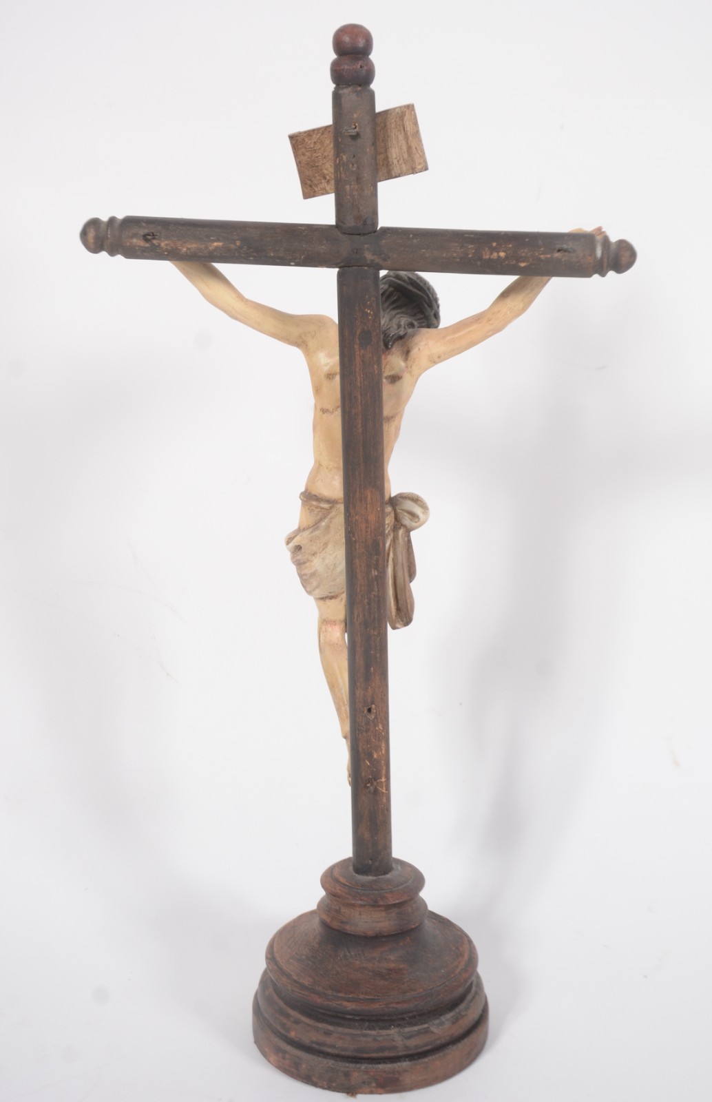 Crucifixo de madeira nobre com figura de Cristo entalhada e... - foto 8 de 8
