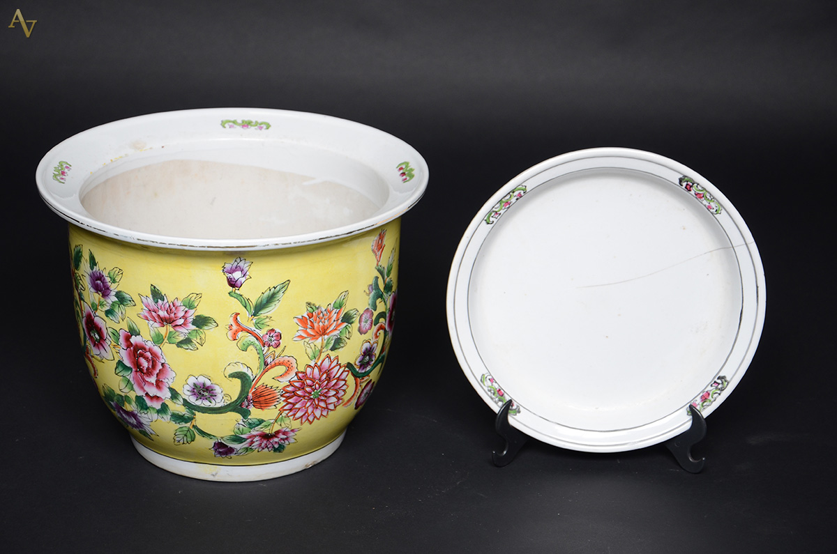 Cachepot de porcelana oriental policromada, acompanha presentoir (com... - foto 2 de 3